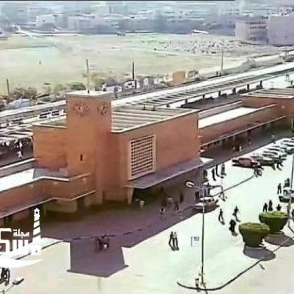 صورة نادرة لمحطة قطار سيدى جابر عام 1976م خدوا بالكم منطقة سموحة خلف المحطة كانت عامله ازاى ????????
