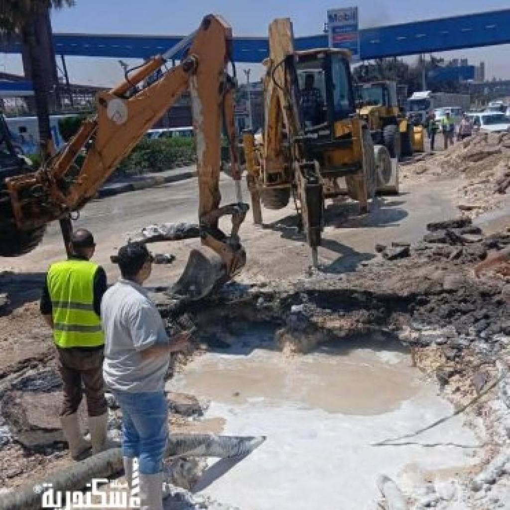 رئيس حى العجمى تتابع ميدانياً أعمال إصلاح خط ٧٠٠ بالدخيلة بواسطة مرفق مياه الشرب بالدخيلة