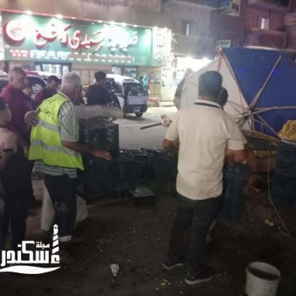 حملة مسائية لحي العامرية أول تغلق 3 محلات وتتحفظ على إشغالات بشارع القسم