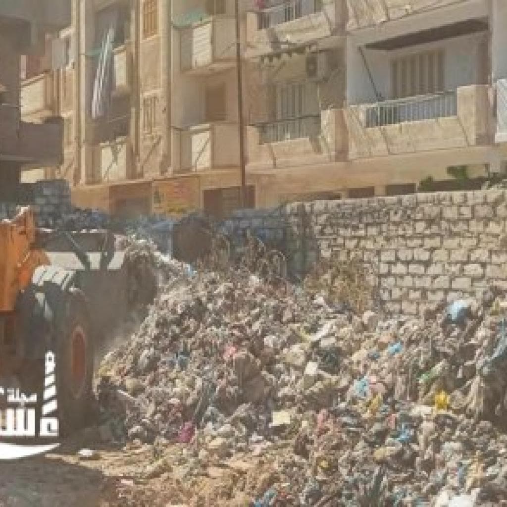حى العجمى يواصل جهوده في القضاء علي تراكمات القمامة بالأراضي الفضاء