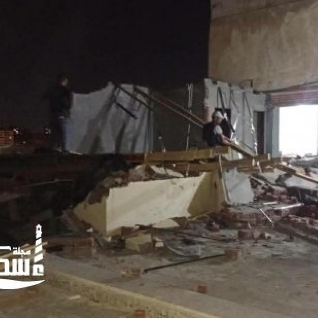 إزالة حجرتين مخالفتين فوق سطح عقار بطريق 26 يوليو في الإسكندرية