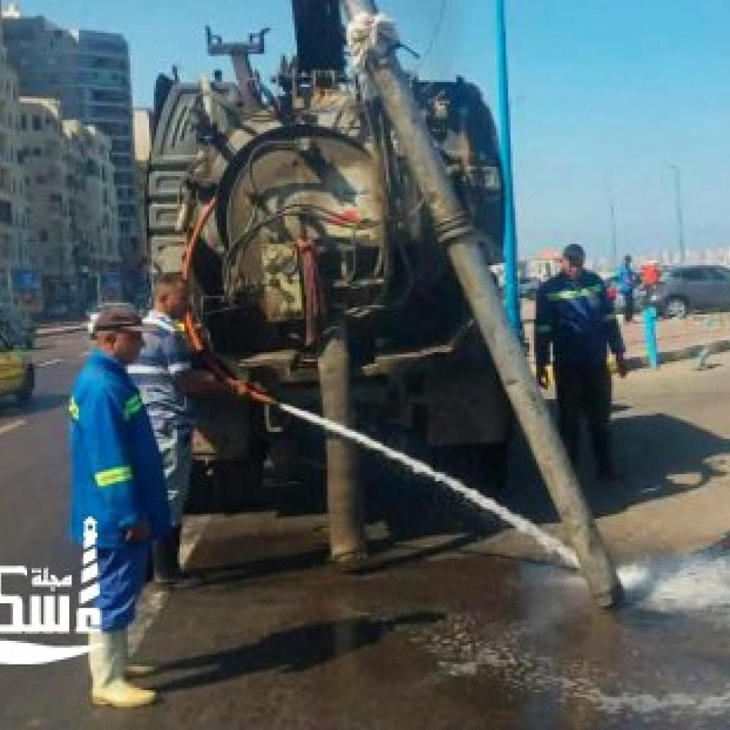 رئيس حي وسط تتابع ميدانياً أعمال النظافة ورفع المخلفات وتطهير الشنايش بكورنيش وشوارع الإسكندرية
