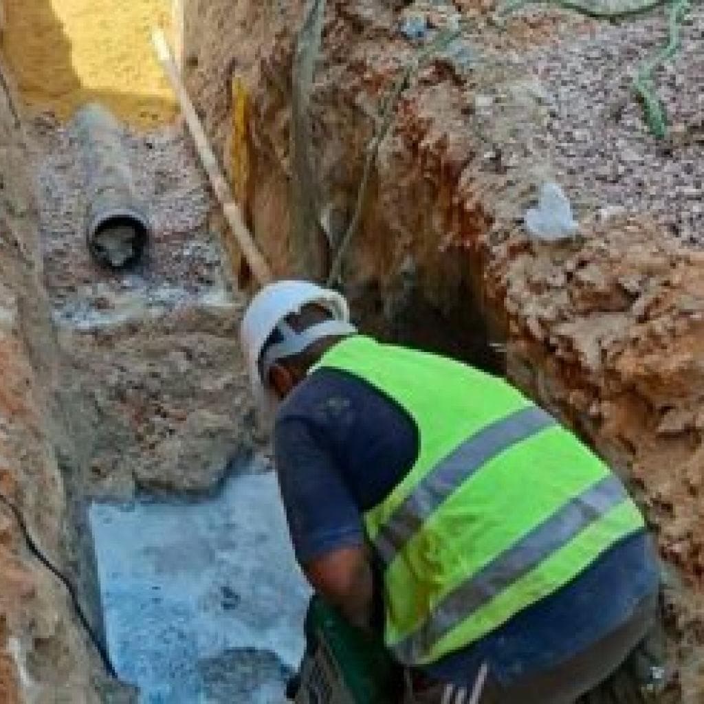 جهود مكثفة لرفع كفاءة الصرف الصحي.. استمرار أعمال الإحلال والتجديد بشارع الفرن في العجمي