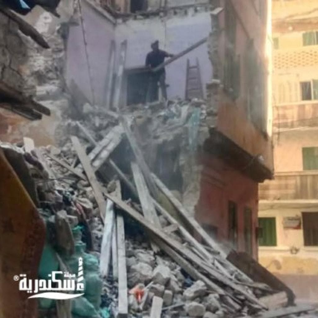 رئيس حي وسط تتابع أعمال إزالة الخطورة الداهمة من العقار الكائن بشارع القطاعي من محرم بك
