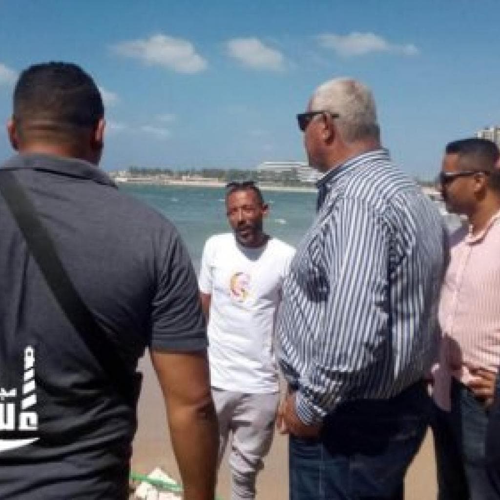 جولة ميدانية لمدير إدارة السياحة والمصايف بالإسكندرية لمتابعة منع نزول البحر ورفع الرايات الحمراء